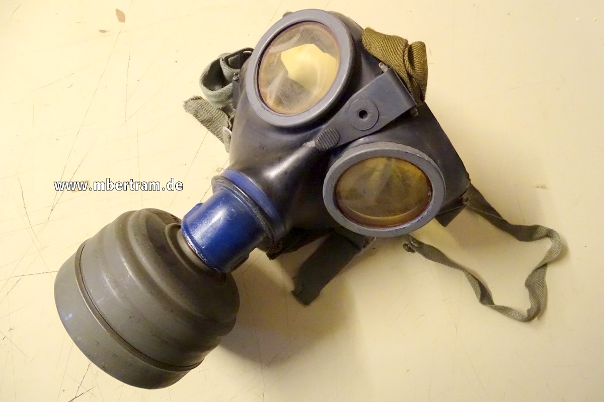 WH, schwarze Gasmaske v.1944, mit gebrauchtem Filter FE 41, Augenringe feldgrau, Mundventil blau