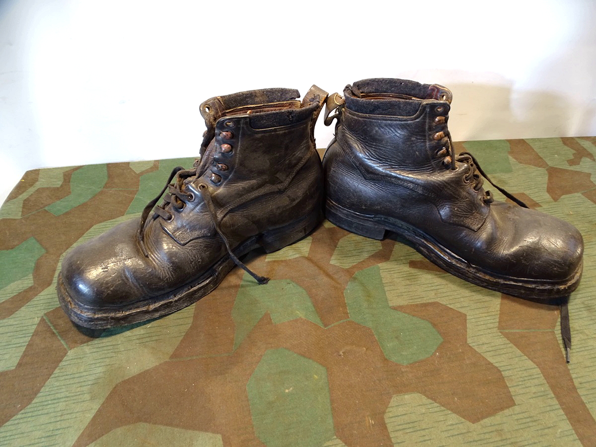 Luftwaffe Bergstiefel / Bergschuhe, Sohlen erneuert. Blaugrauer Stoffrand, Sohle ca. 31 cm. 