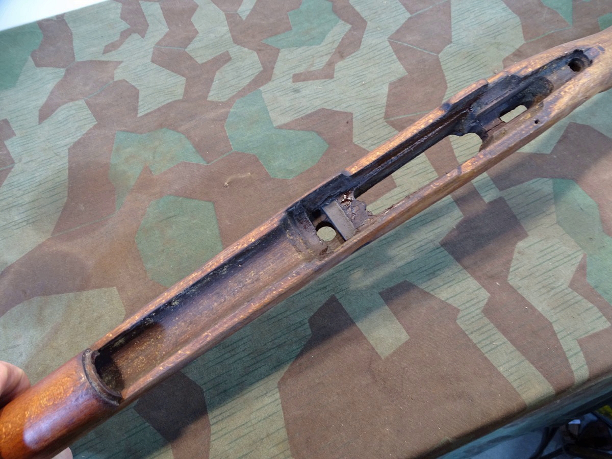 Komplette Schäftung K 98 Wehrmacht, Schichtholz, m. Beschlägen u. Magazinkasten Komplette Schäftung K 98 Wehrmacht, Schichtholz, m. Beschlägen u. Magazinkasten