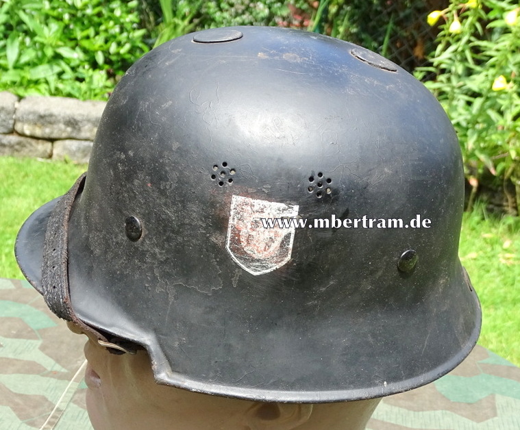 Feuerlöschpolizei Stahlhelm, 2 Originalabzeichen.