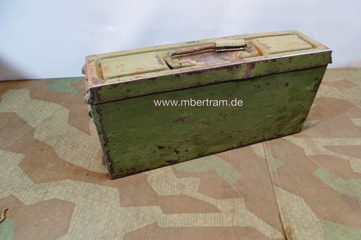 Patronen  Kasten 41 für MG 42 / MG 34 bdk 44 überstrichen.
