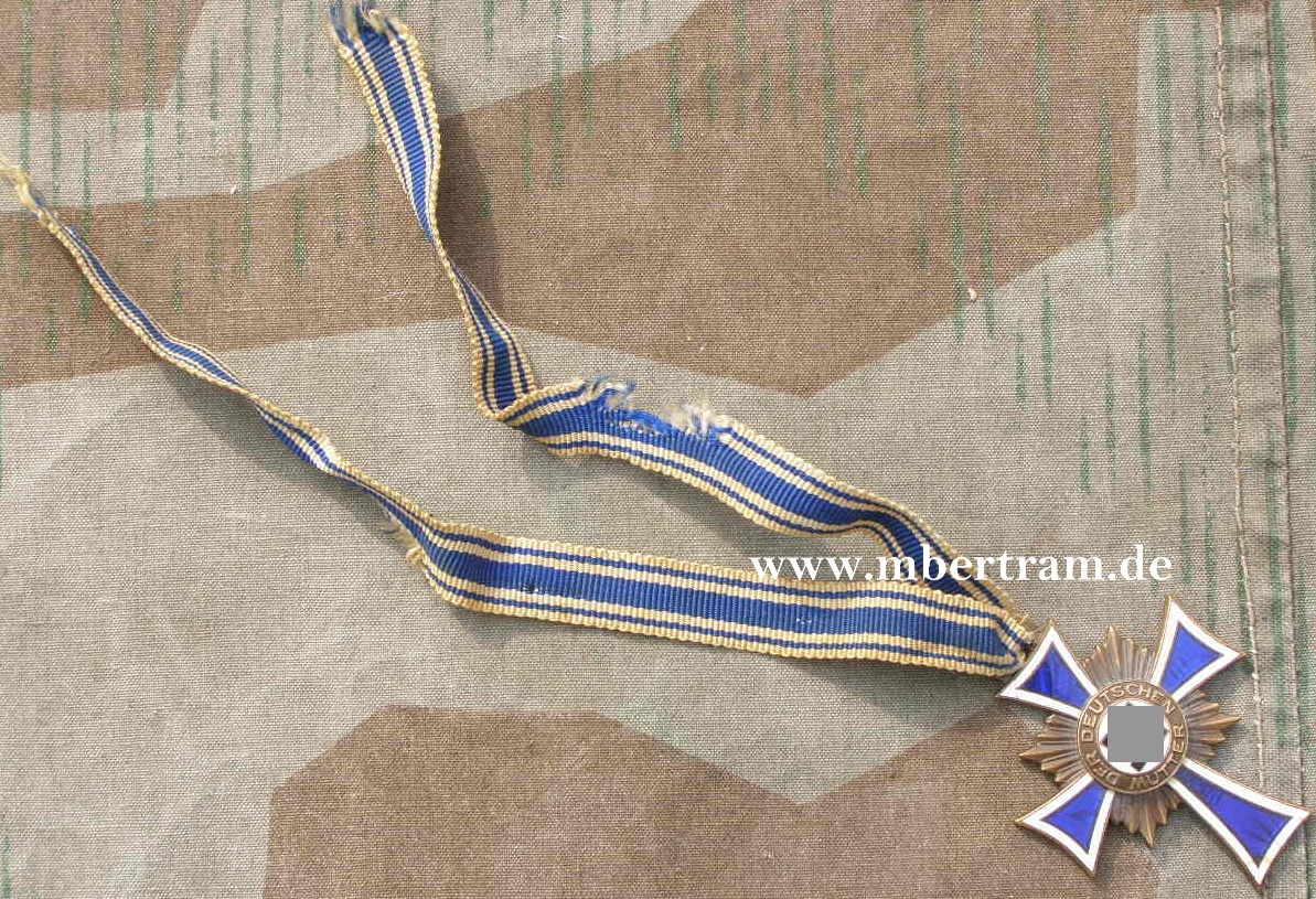 Mutterkreuz in bronze, mit Bandabschnitt