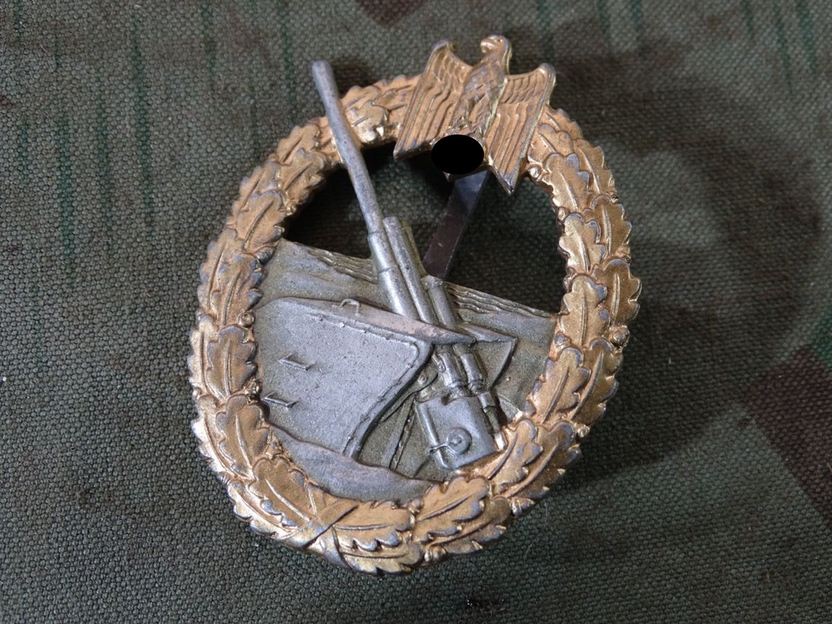 Kriegsmarine Artillerie Kriegsabzeichen, Feinzink, breite Nadel, sehr schöner Zustand. 