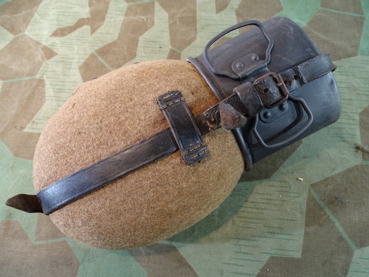 Wehrmacht, frühe Alu Feldflasche mit schwarzem Alu Trinkbecher " AWG 40" auf Hals und Becher