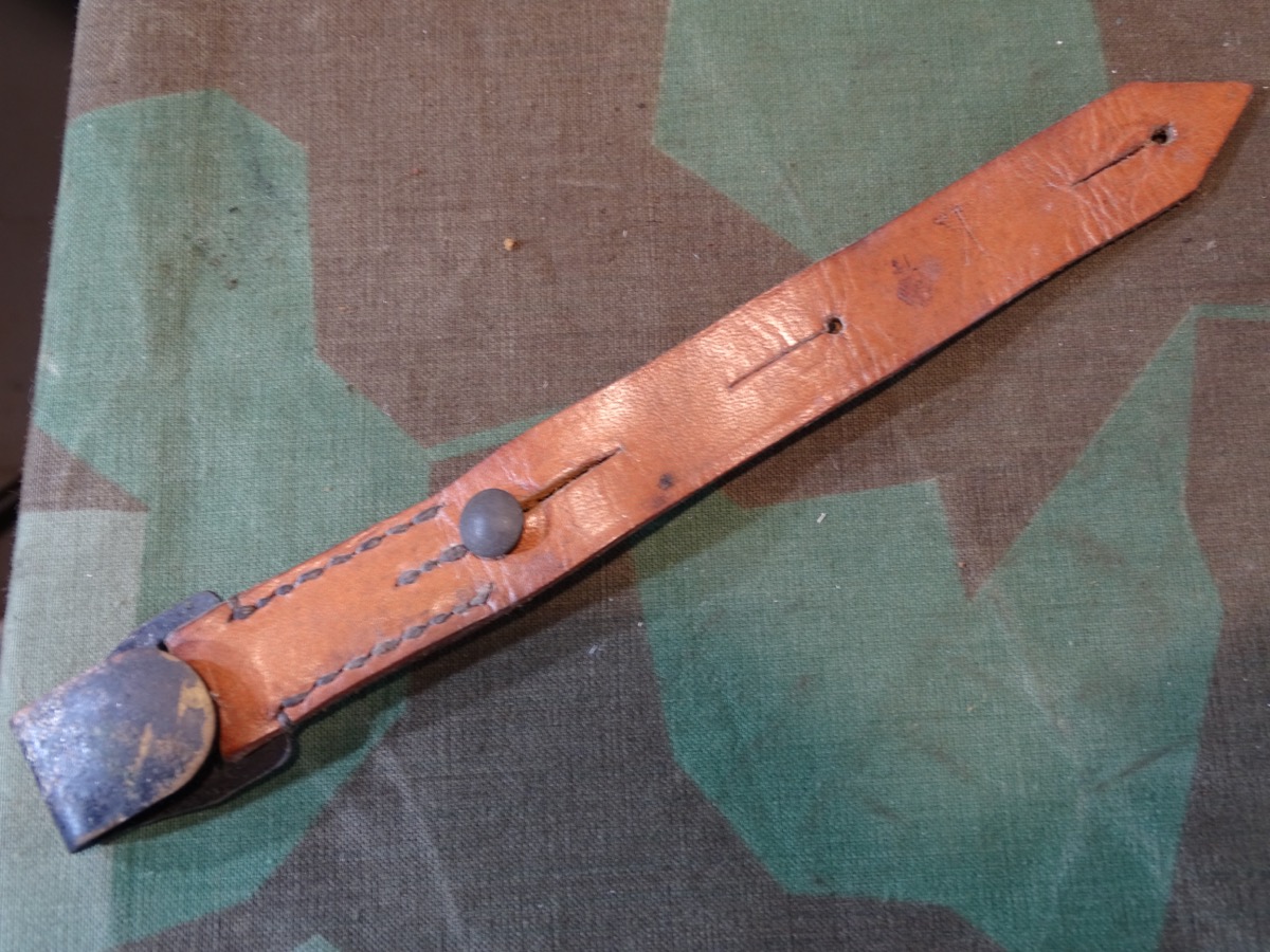 Kurzer Gasmasken Riemen, frühes Stück, braunes Leder, feldgrauer Bunmtmetall Haken, Stempel L&F 1932