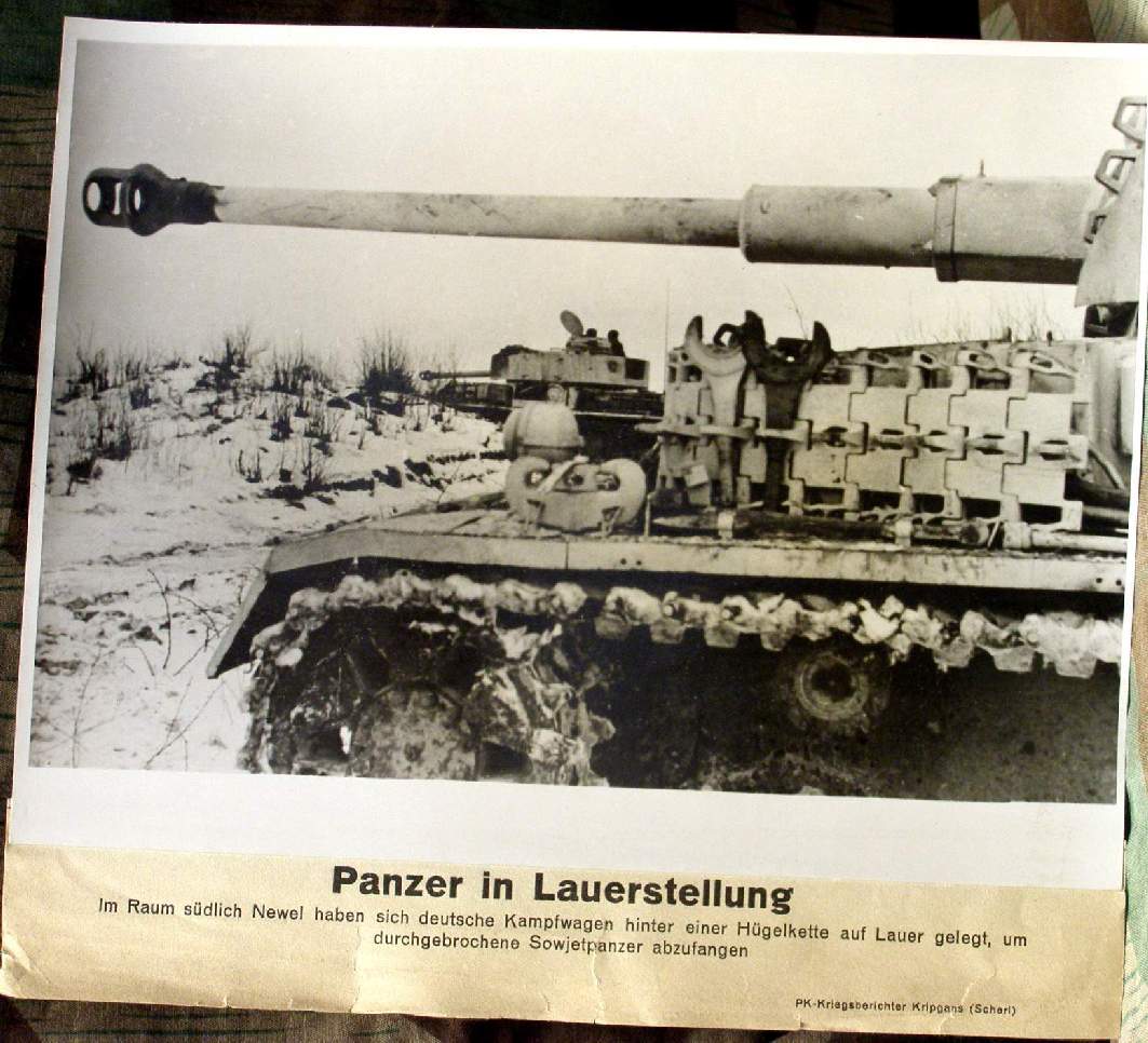 Großes Foto: Tigerpanzer in Lauerstellung südlich Newel