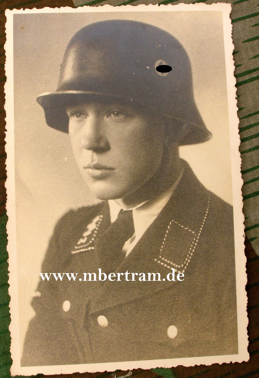 Angehöriger der schwarzen SS , Essen mit Stahlhelm M 16