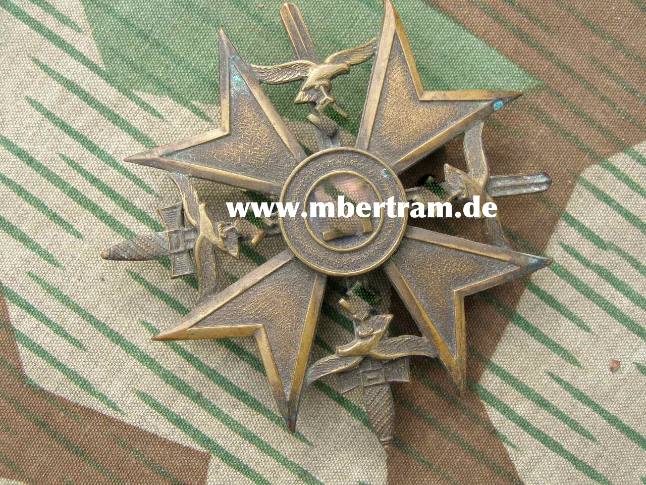 Spanienkreuz in Bronze mit Schwertern, Buntmetall bronziert