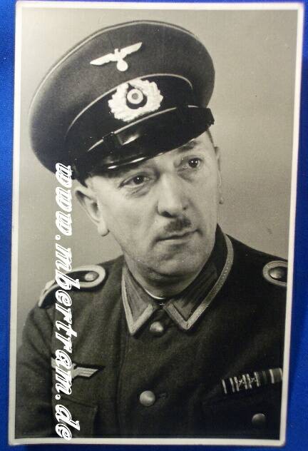 Portraitfoto: Feldwebel Wehrmacht lange Ordens Bandspange