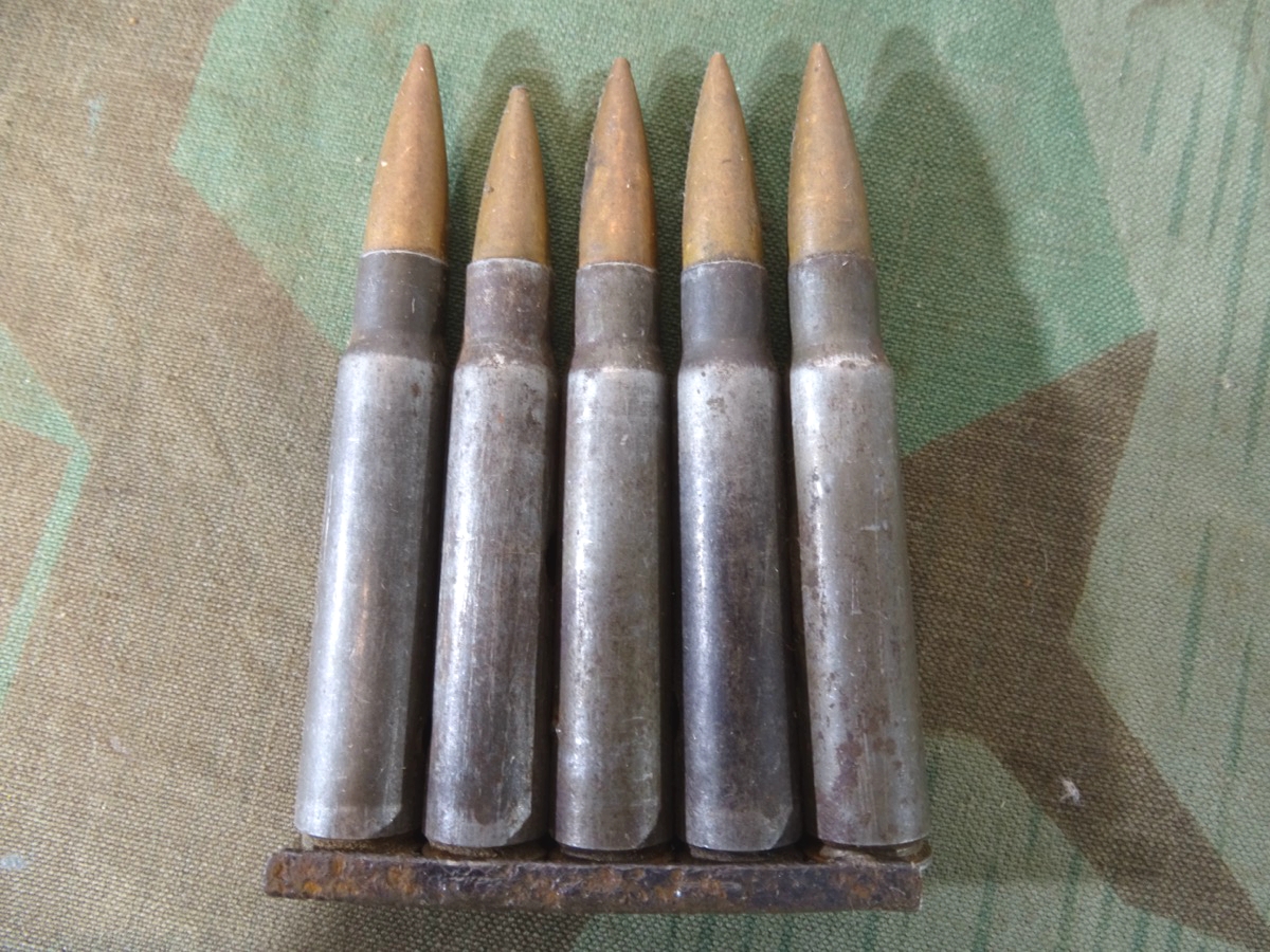 5 Stück 8x57 Deko Patronen mit Stahlhülse auf Ladestreifen für K 98 / K 43