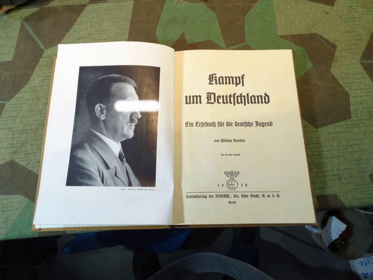 Bouhler, Philipp. Kampf um Deutschland. Ein Lesebuch für die deutsche Jugend. Berlin, Eher, 1938