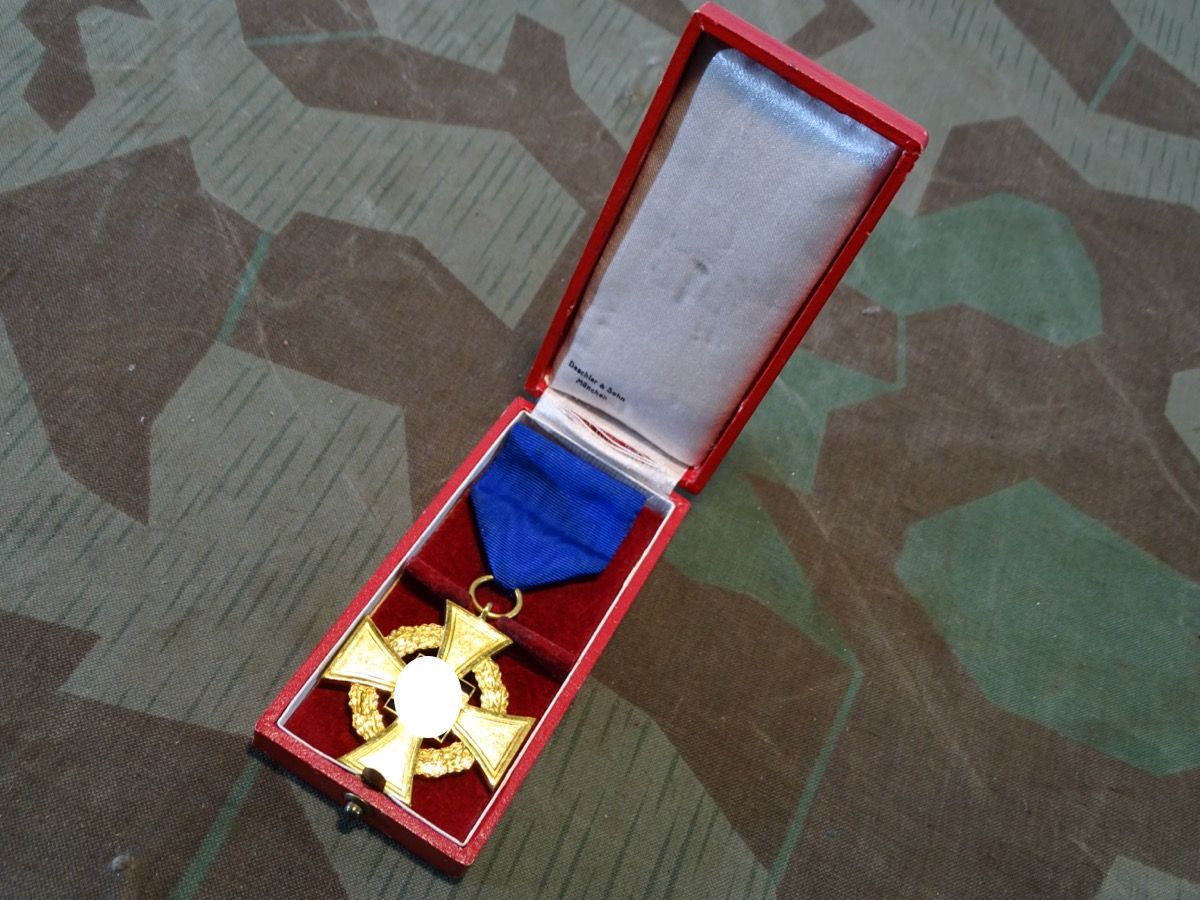 TREUDIENST EHRENZEICHEN 1.STUFE IN GOLD FÜR 40 JAHRE MIT ETUI, DESCHLER