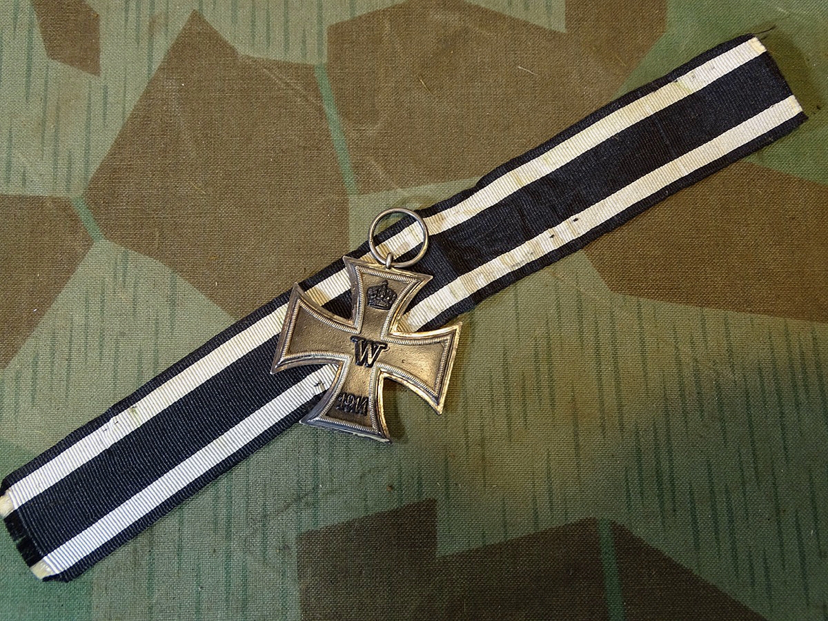 Eisernes Kreuz 2. Klasse 1914, Eisenkern noch komplett geschwärzt, langer Bandabschnitt