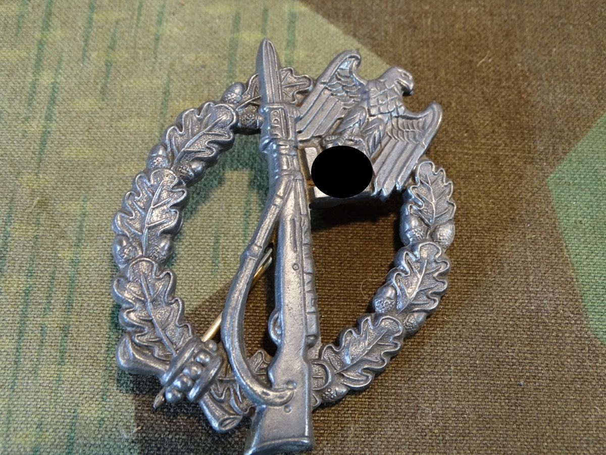 Infanterie Sturmabzeichen, Feinzink, Hst. : R.S. Rudolf Souval, Wien. Ohne Gegenhaken, sonst schön