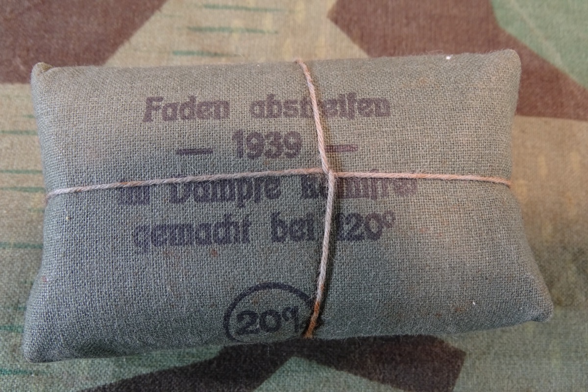 Kleines Verbandpäckchen der Wehrmacht, 1939, "Söhngen & Co Wiesbaden"