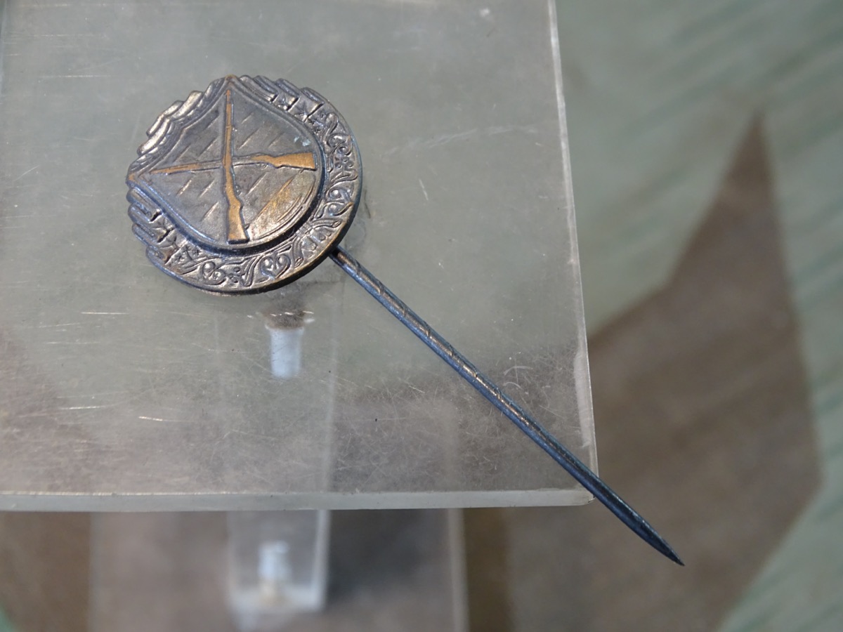 Tschechoslowakei --Schützenabzeichen--2. Weltkrieg, Miniatur an langer Nadel 