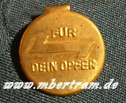 Blechabzeichen Beschriftet "für Dein Opfer" und eine Rune