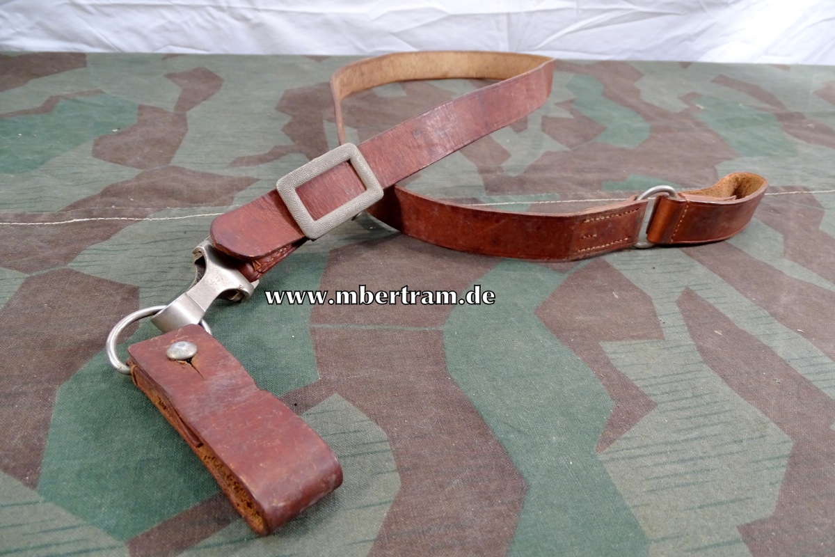 Wehrmacht Schulterriemen Offizier, braunes Leder. OLC, 114 cm, 2 Koppellaschen.
