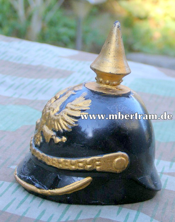 Tintenfässchen in Form einer Pickelhaube um 1916