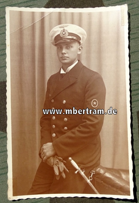 Portraitfoto Kriegsmarine Seekadett mit Schirmmütze ab 1933 und Reichswehrdolch