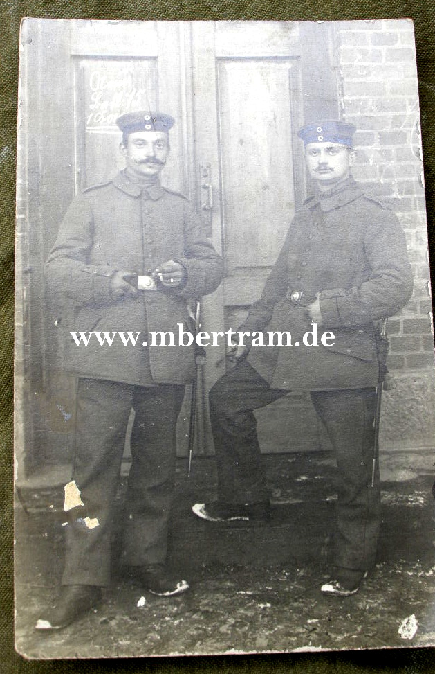 2 Soldaten 1. WK Feldgrau, mit Seitengewehr Lederscheide.