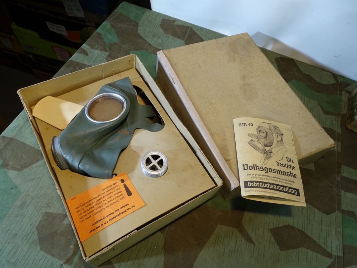 Luftschutz Volksgasmaske DM 40 "M" in Pappkarton, m. Beschreibung u.Filter