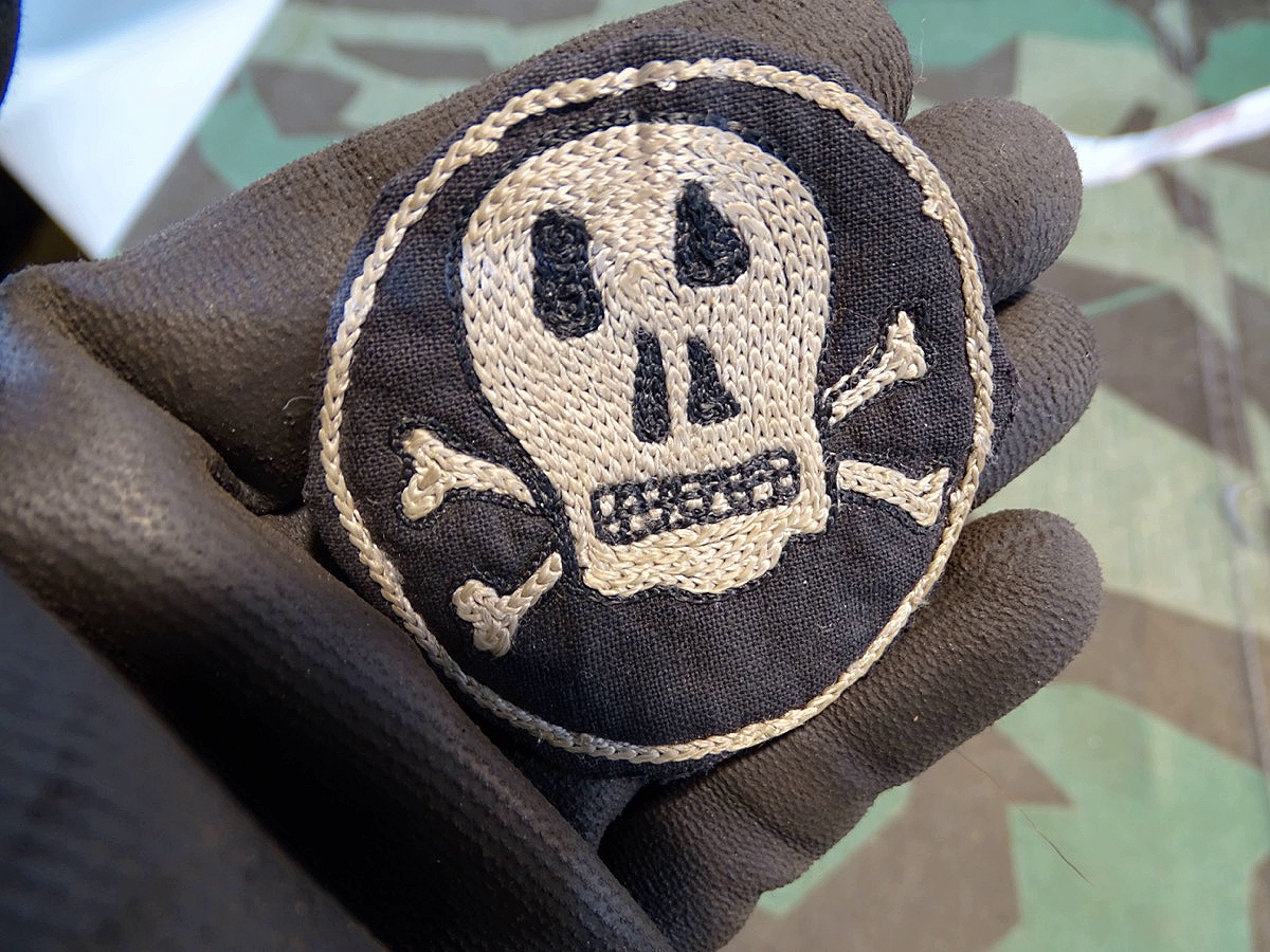Ausdauerschwimmabzeichen Totenkopf / Totenkopfabzeichen der HJ, gestickt