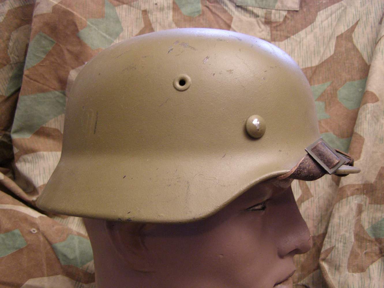 Afrikakoorps Stahlhelm/ Südfront, M 40, neu lackiert, Q68