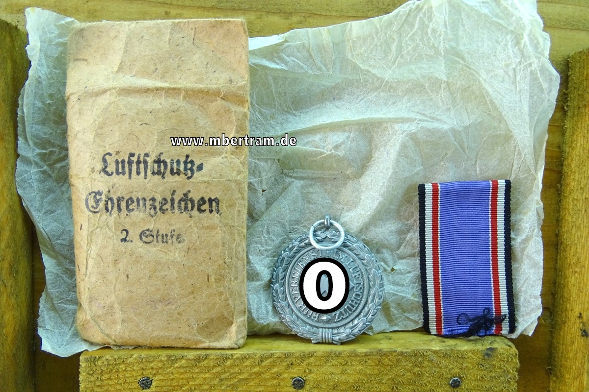Luftschutz-Ehrenzeichen 2. Stufe, "Förster & Barth" in Tüte, Feinzink versilbert