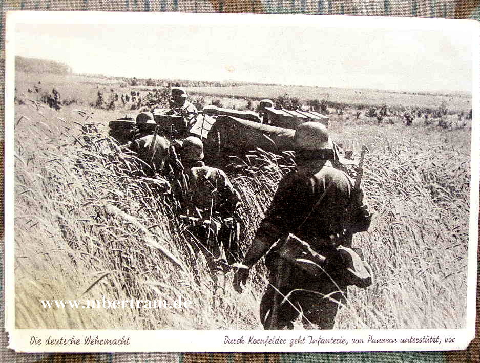 Durch Kornfelder geht Infanterie v. Panzern unterstützt vor.