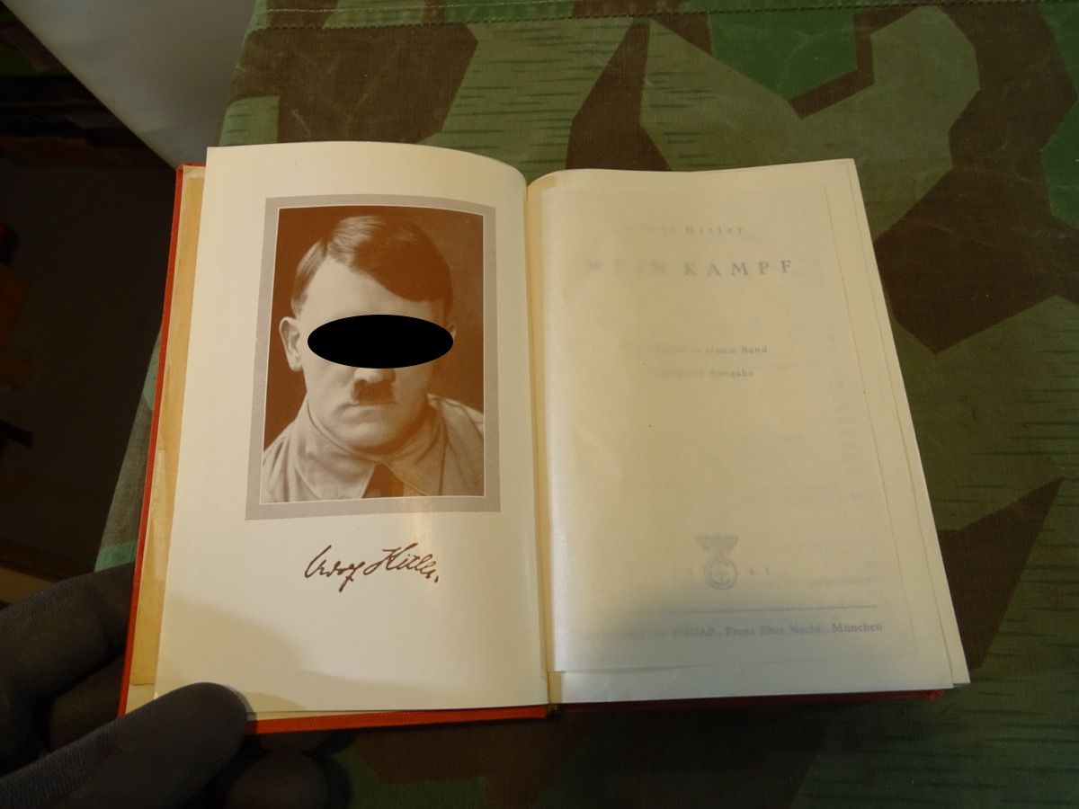 Mein Kampf - Dünndruckausgabe oder Feldpostausgabe von 1941, rotes Leinen Mein Kampf - Dünndruckausgabe oder Feldpostausgabe von 1941, rotes Leinen
