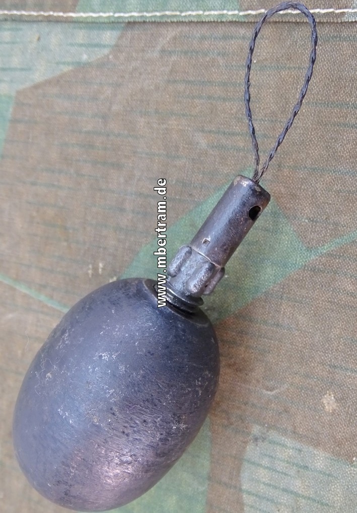 Deutsche  Deko Eierhandgranate M 1917, 1. Modell, glatter Körper, Zünder, Abzug Seil