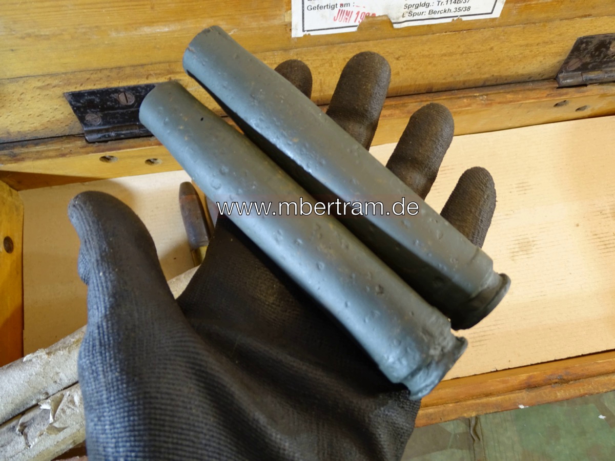 20768-7 Frühe Holz Munitionskiste für 100 Stück 2 cm Spr. Gr. Patr. Flakmunition, mit Inhalt