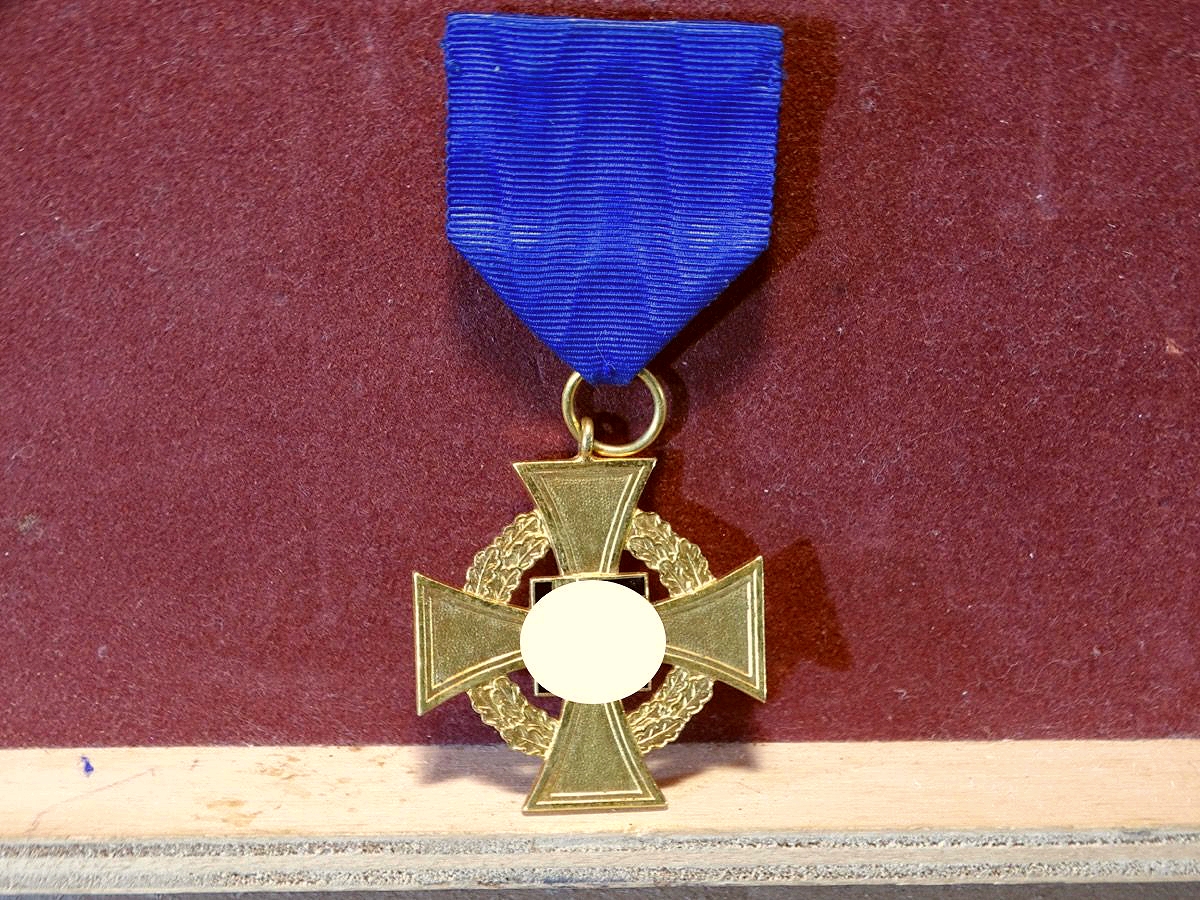 TREUDIENST EHRENZEICHEN 1.STUFE IN GOLD FÜR 40 JAHRE AM BAND