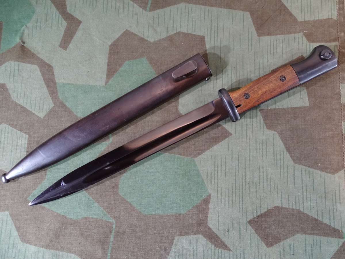 Top erhaltenes K 98 Seitengewehr/ Bajonett M 84/98 mit WaA, komplett brüniert