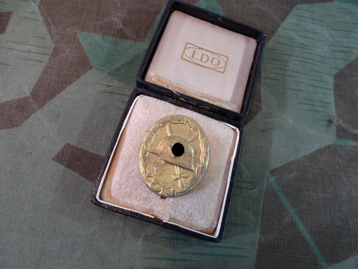 Goldenes Verwundeten Abzeichen 1939, Hst. 107, Feinzink in defektem LDO Etui. 