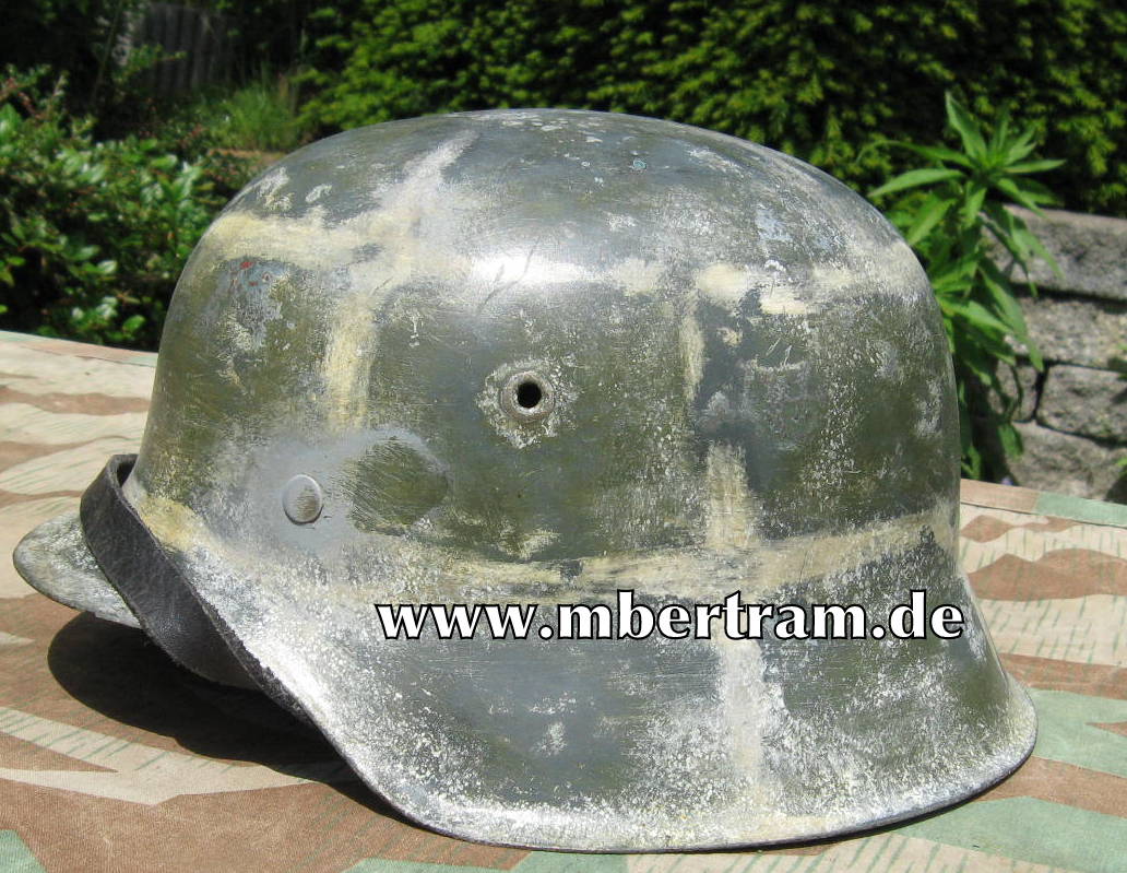 Waffen-SS Stahlhelm, M 42, Wintertarnung, neu lackiert