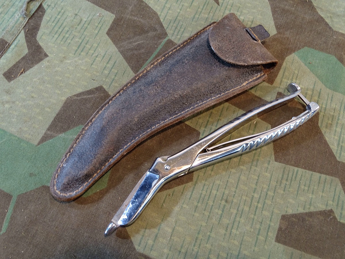 Wehrmacht- Schwere Verbandschere mit Tasche für Sanitätsausstatung, Verbandkasten, Sanitätskiste etc. 