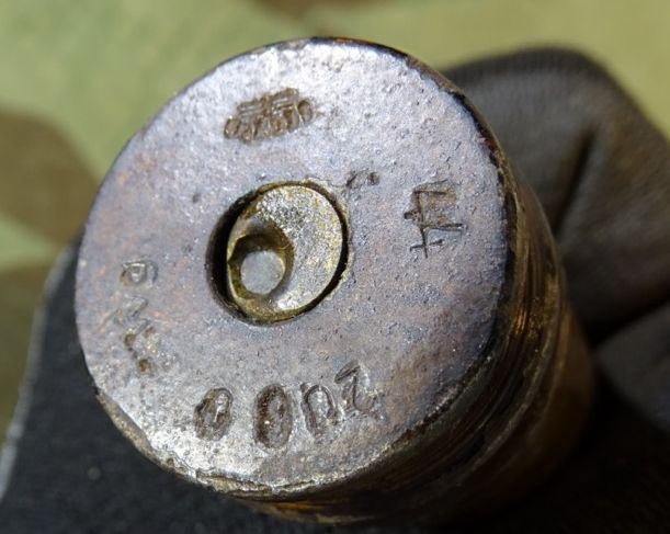 Deko-Patrone 2 cm Flak 38, lackierte Stahlhülse, Eisenzünder, Ladungssäckchen