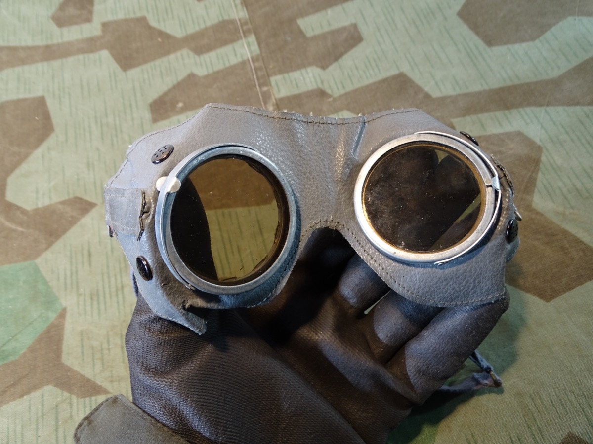 Späte, graue Wehrmachts Ersatzstoff Staubbrille / Kradbrille mit wechselbaren Gläsern