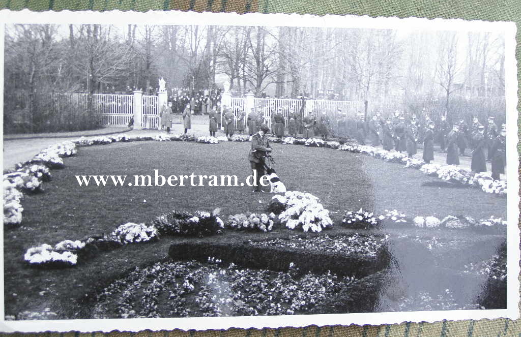 Foto Göring mit Jagdhund in einer Parkanlage