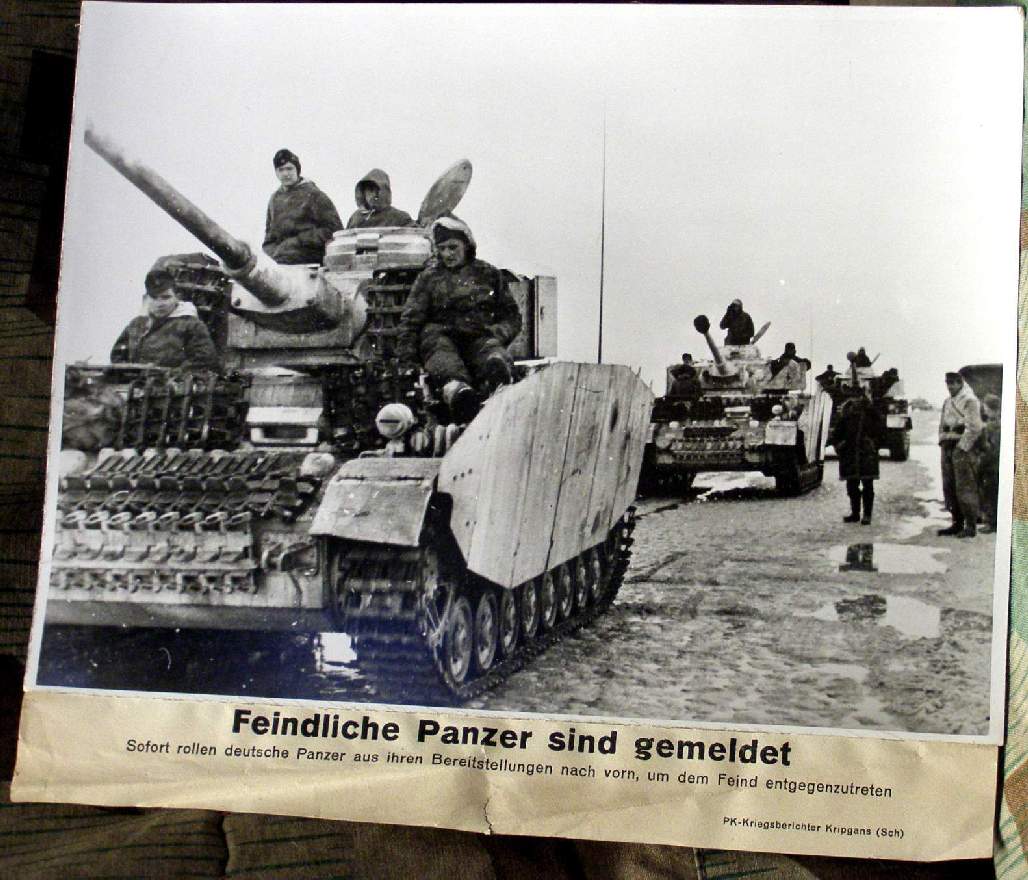 Deutsche Panzer rollen aus ihren Bereitstellungen ins Gefecht