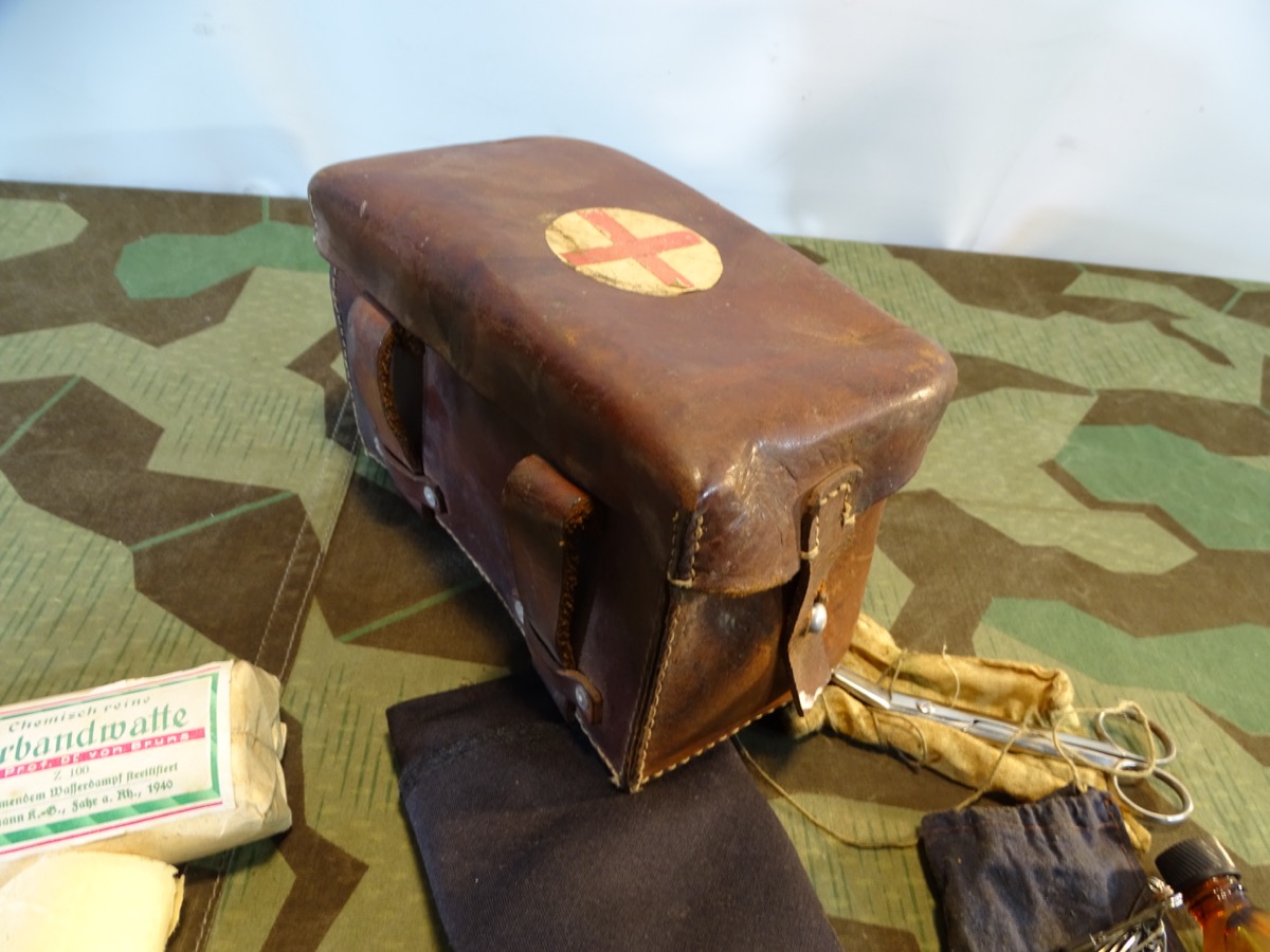 Luftschutz Sanitätstasche mit Befüllung, getragenes Original, Hst.: Gebr. Reinhardt, Melsungen 1939 Luftschutz Sanitätstasche mit Befüllung, getragenes Original, Hst.: Gebr. Reinhardt, Melsungen 1939