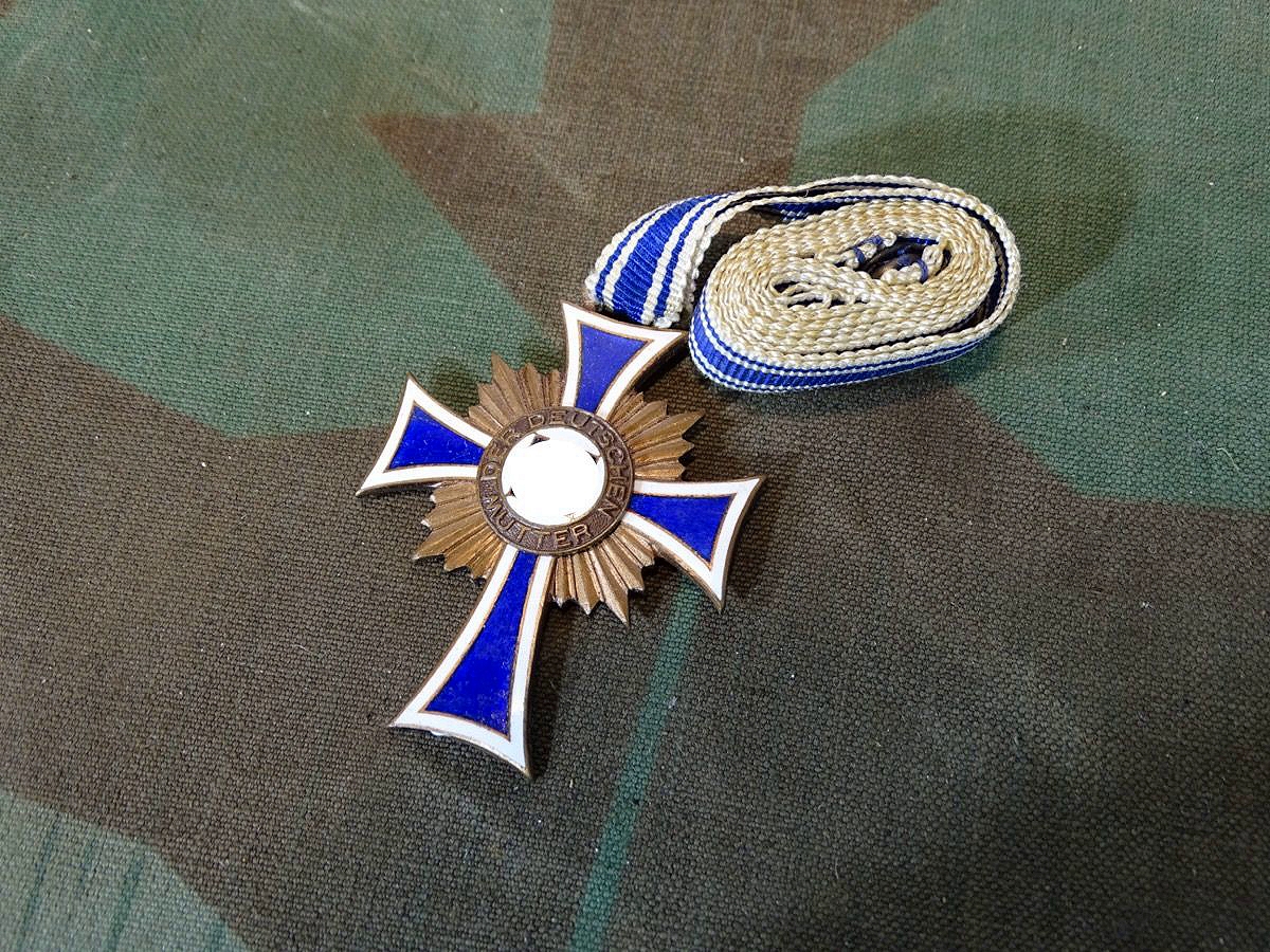 Mutterkreuz / Ehrenkreuz der Deutschen Mutter in Bronze. Mutterkreuz III.Stufe. Mit Band