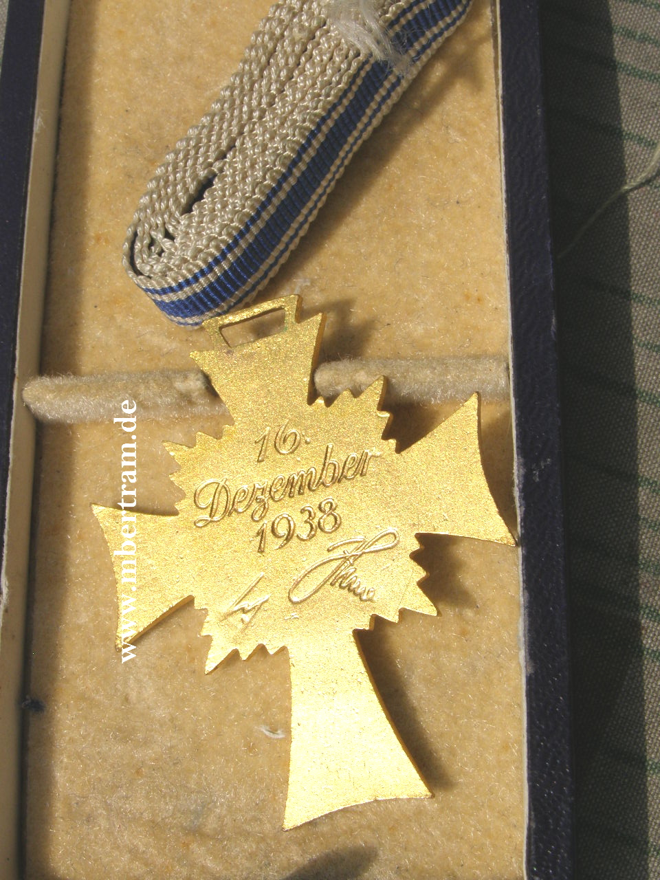 10024-3 Mutterkreuz in gold mit Etui, Hst.: R.Sieper & Söhne