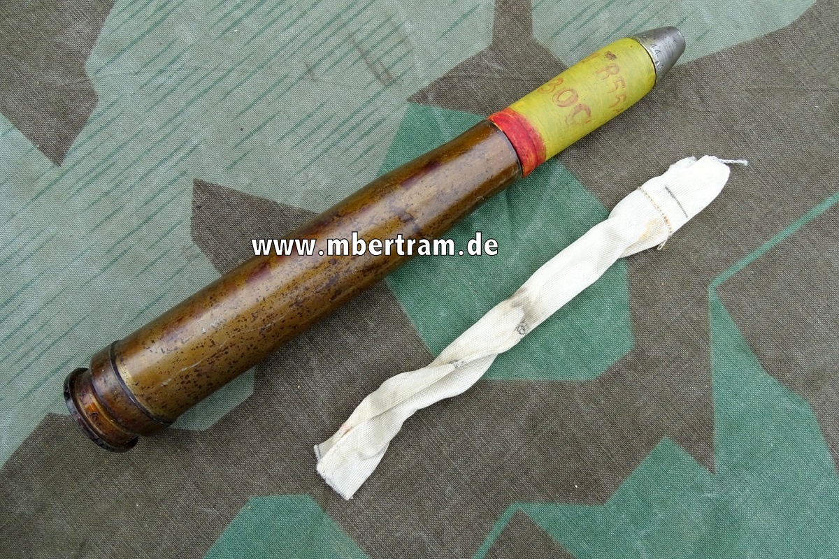 Deko-Patrone 2 cm Flak 38, lackierte Stahlhülse 1944,  Eisenzünder, Ladungssäckchen