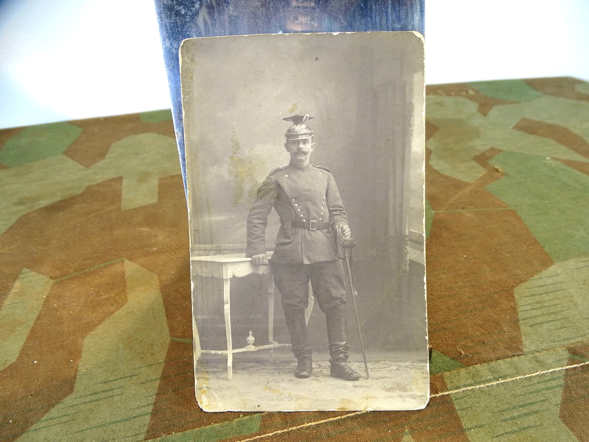 Postkarten Studiofoto Ulanen in feldgrauer Uniform. Mit Ulanenhaube, Pistole, Degen
