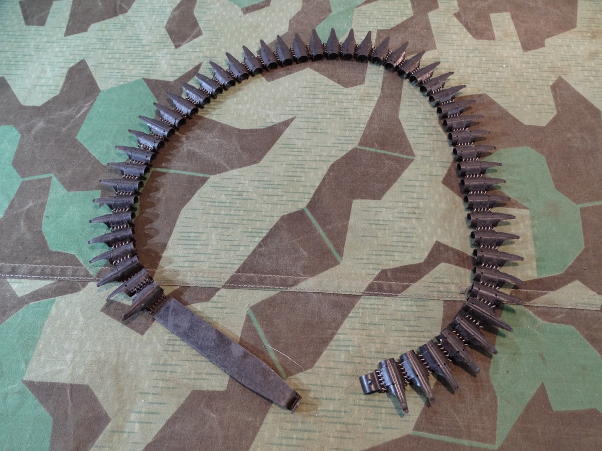 50 Schuss Gurtkette für MG 42 / MG 34 mit fest angebrachtem Einführstück. "cvo" Stocko nach 1941