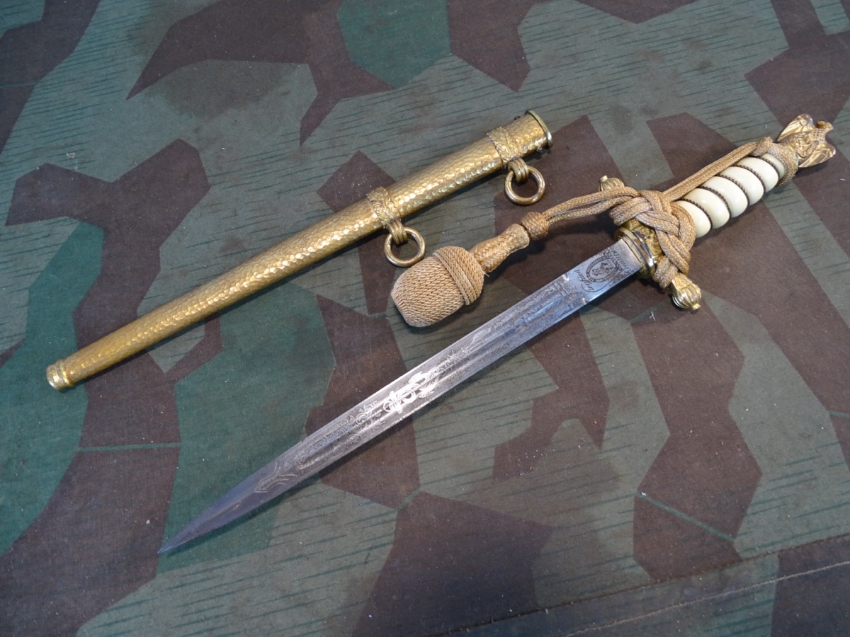 Kriegsmarine Offiziersdolch mit gehämmerter Scheide und Portepee, Siegfried Waffen. Ernst Pack