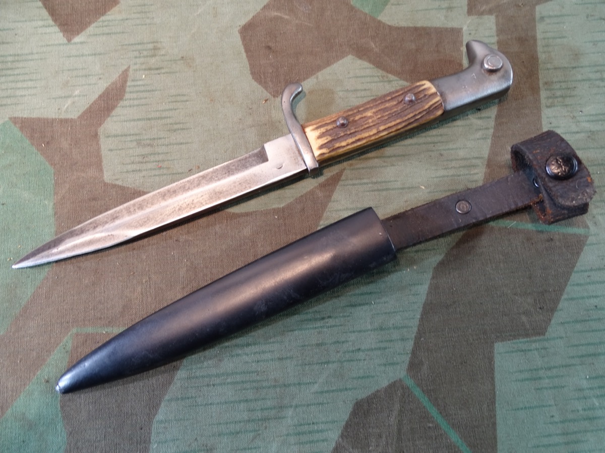 Grabendolch mit Hirschhorn Griffschalen 1. Weltkrieg, Eigentumsstück mit Träger Initialen. Grabendolch mit Hirschhorn Griffschalen 1. Weltkrieg, Eigentumsstück mit Träger Initialen.